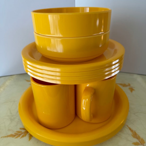 Ingrid ltd Chicago “Stax” Melamine Dinnerware Service for Four in Bright Yellow (12 out of 16 pieces)