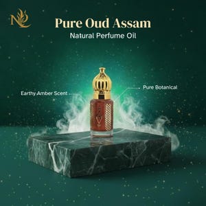 Puede incluir: Un pequeño frasco de perfume adornado con una tapa dorada en forma de corona se encuentra sobre un bloque de mármol verde oscuro. El frasco contiene un líquido marrón rojizo. El texto dice "Pure Oud Assam Natural Perfume Oil" y "Earthy Amber Scent."