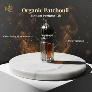 Puede incluir: Un frasco de perfume ornamentado con una tapa oscura y detalles de filigrana plateada, lleno de aceite de color ámbar. El frasco se encuentra sobre una superficie de mármol blanco. El texto dice "Organic Patchouli, Natural Perfume Oil, Deep Earthy Musk Aroma, Pure Fragrance."