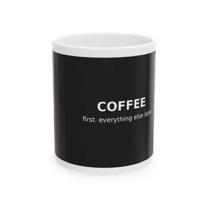 Könnte beinhalten: Weißer Keramik-Kaffeebecher mit schwarzer Außenseite. Der Becher zeigt das Wort "COFFEE" in Weiß, zusammen mit dem Satz "first. everything else later." Ein schlichtes, aber kühnes Design für Kaffeeliebhaber.