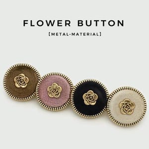Op de afbeelding: Vier ronde bloemknoppen in bruin, mauve, zwart en crème. Elke knop heeft een goudkleurige bloem in het midden en een goudkleurige, geribbelde rand. De tekst "FLOWER BUTTON" en "METAL MATERIAL" staat bovenaan.