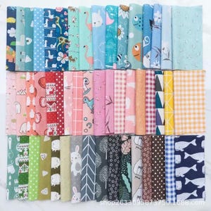 Peut inclure: Un assortiment de carrés de tissu colorés avec divers motifs, notamment des animaux, des pois et des motifs floraux. Les tissus sont dans des tons de bleu, rose, vert et jaune. L'image présente une variété de motifs, parfaits pour le patchwork ou les projets de bricolage.