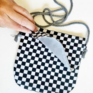 Bolso bandolera mini para niños pequeños, bolso para niños, bolso cruzado para preadolescentes, tela a cuadros en blanco y negro de Vans, bolso de hombro para preadolescentes, bolso de mano para niños.
