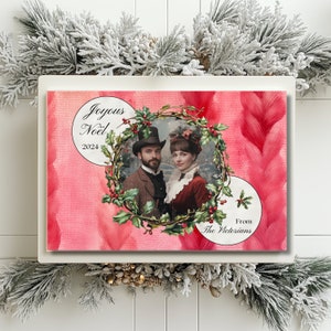 Tarjeta fotográfica editable con motivo navideño alegre: postal vintage con temática navideña victoriana y corona de acebo; 2 reversos diferentes para mensajes personalizados