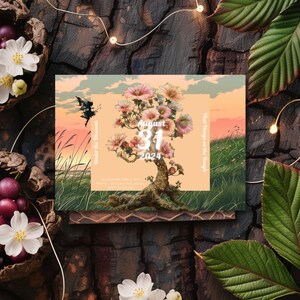 Peut inclure: Une carte de couleur pêche avec une illustration florale d'un arbre aux fleurs roses sur fond blanc. Le texte "August 31, 2024" est au centre de la carte. Le texte "Under the Blossom" est sur le côté gauche de la carte et "That Hangs on the Bough" est sur le côté droit de la carte.