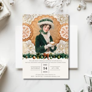 Puede incluir: Tarjeta de invitación navideña con una ilustración vintage de una mujer con abrigo y sombrero verdes sosteniendo una galleta. La tarjeta incluye la fecha, hora y lugar de un evento festivo. El fondo tiene un diseño de encaje.
