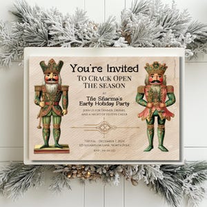 Op de afbeelding: Een vintage-stijl kerstfeestuitnodiging met twee notenkrakerfiguren. De uitnodiging luidt "U bent uitgenodigd om het seizoen te openen bij The Sharma's Early Holiday Party. Doe met ons mee voor diner, drankjes en een avond vol feestelijke gezelligheid." De uitnodiging bevat ook de datum, tijd en locatie van het feest.