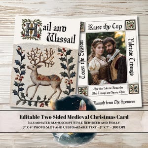 Bewerkbare sjabloon voor middeleeuwse kerstkaart - verlicht rendier met hagel en wassail op voorkant - ruimte voor aangepaste 3 x 4 fotobericht op achterkant