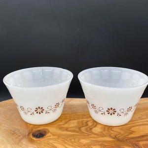 2 Vintage Dynaware Milchglas Brown Daisy Pudding Tassen Schüsseln Ramekins Pyr-o-Rey