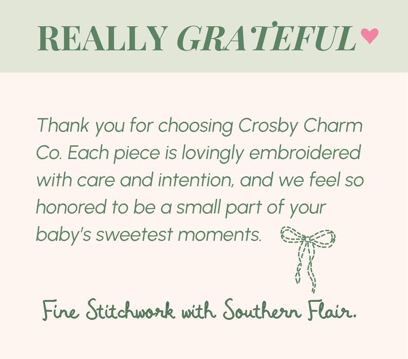 Może przedstawiać: Jasne beżowe tło z tekstem "REALLY GRATEFUL" w zielonym skrypcie. Poniżej tekst brzmi "Dziękujemy za wybranie Crosby Charm Co." i "Fine Stitchwork with Southern Flair."