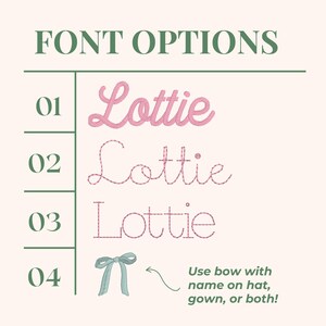 Może przedstawiać: Grafika przedstawiająca opcje czcionek dla spersonalizowanych przedmiot&oacute;w. U g&oacute;ry znajduje się tekst "FONT OPTIONS". Poniżej cztery r&oacute;żne style czcionek dla imienia "Lottie" w kolorze r&oacute;żowym. Dołączona jest ilustracja jasnoniebieskiej kokardy.