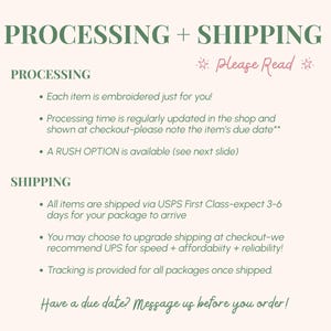 Może przedstawiać: Kremowa grafika z tekstem "PROCESSING + SHIPPING" w kolorze zielonym. Tekst "Please Read" jest w kolorze r&oacute;żowym. Tekst opisuje szczeg&oacute;ły przetwarzania i wysyłki, w tym haft, czas przetwarzania i wysyłkę przez USPS.