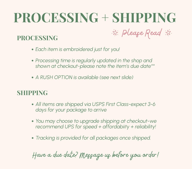 Może przedstawiać: Kremowa grafika z tekstem "PROCESSING + SHIPPING" w kolorze zielonym. Tekst "Please Read" jest w kolorze r&oacute;żowym. Tekst opisuje szczeg&oacute;ły przetwarzania i wysyłki, w tym haft, czas przetwarzania i wysyłkę przez USPS.