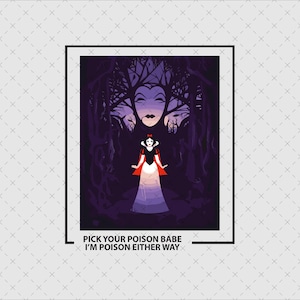Puede incluir: Ilustración enmarcada de Blancanieves en un bosque, con una cara oscura en forma de árbol encima. El texto "PICK YOUR POISON BABE I'M POISON EITHER WAY" está en la parte inferior. La obra utiliza morado, negro, rojo y blanco.