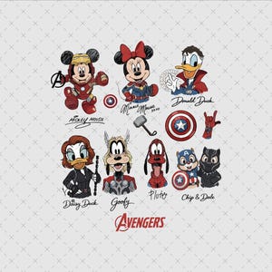 Puede incluir: Ilustraciones de personajes de dibujos animados, incluyendo Mickey Mouse, Minnie Mouse, el Pato Donald, Daisy, Goofy, Pluto y Chip y Dale, cada uno representado con trajes de superh&eacute;roes. La palabra "Avengers" est&aacute; escrita en rojo en la parte inferior.