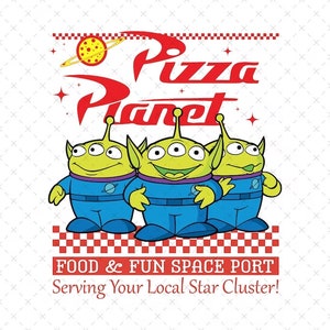 Może przedstawiać: Grafika z logo Pizza Planet z trzema zielonymi, trzyokimi kosmitami w niebieskich mundurach. Tekst brzmi "Pizza Planet" na czerwono, z dodatkowym tekstem poniżej, który brzmi "Food & Fun Space Port Serving Your Local Star Cluster!"