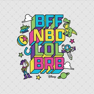 Może przedstawiać: Kolorowy projekt graficzny z napisem "BFF NBD LOL BRB" w 3D blokowych literach. Projekt zawiera postacie i elementy z serii Toy Story, takie jak Buzz Lightyear, Woody i Rex, z logo Disneya.