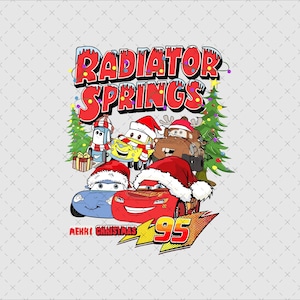 Può includere: Grafica festiva con i personaggi del film Cars, tra cui Saetta McQueen e Cricchetto, con cappelli di Babbo Natale. Il testo "Radiator Springs" è visualizzato sopra, con "Merry Christmas" e "95" sotto.