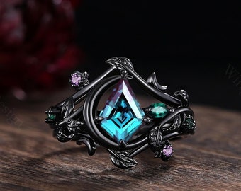 Può includere: Anello nero con una grande pietra preziosa blu-verde sfaccettata circondata da piccole pietre preziose verdi e viola. L'anello presenta un delicato design a forma di vite.