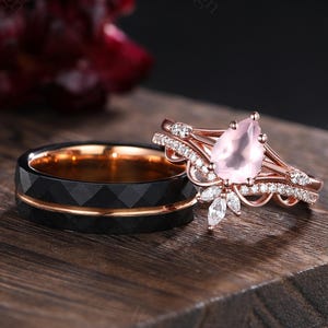 Unique Rose Quartz Couple Ring Set His&Her Matching Wedding Band Rose Quartz Engagement Ring Men&#39;s Tungsten Ring Moissanite Bridal Ring Set