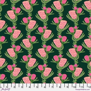 Peut inclure: Motif floral répété avec des éléments roses et verts sur fond vert foncé. Le motif présente des fleurs stylisées avec des pétales roses texturés et des feuilles vertes. Le texte "freespiritfabrics.com" est visible en bas.