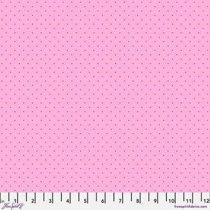 Op de afbeelding: Roze stof met een klein, gelijkmatig verdeeld rood stippenpatroon.