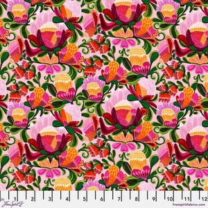 Peut inclure: Un tissu floral vibrant avec un motif répété de fleurs stylisées dans des tons de rose, de rouge, d'orange et de jaune, sur un fond rose clair. Le motif comprend des pétales détaillés et un feuillage vert, créant un textile vivant et coloré.