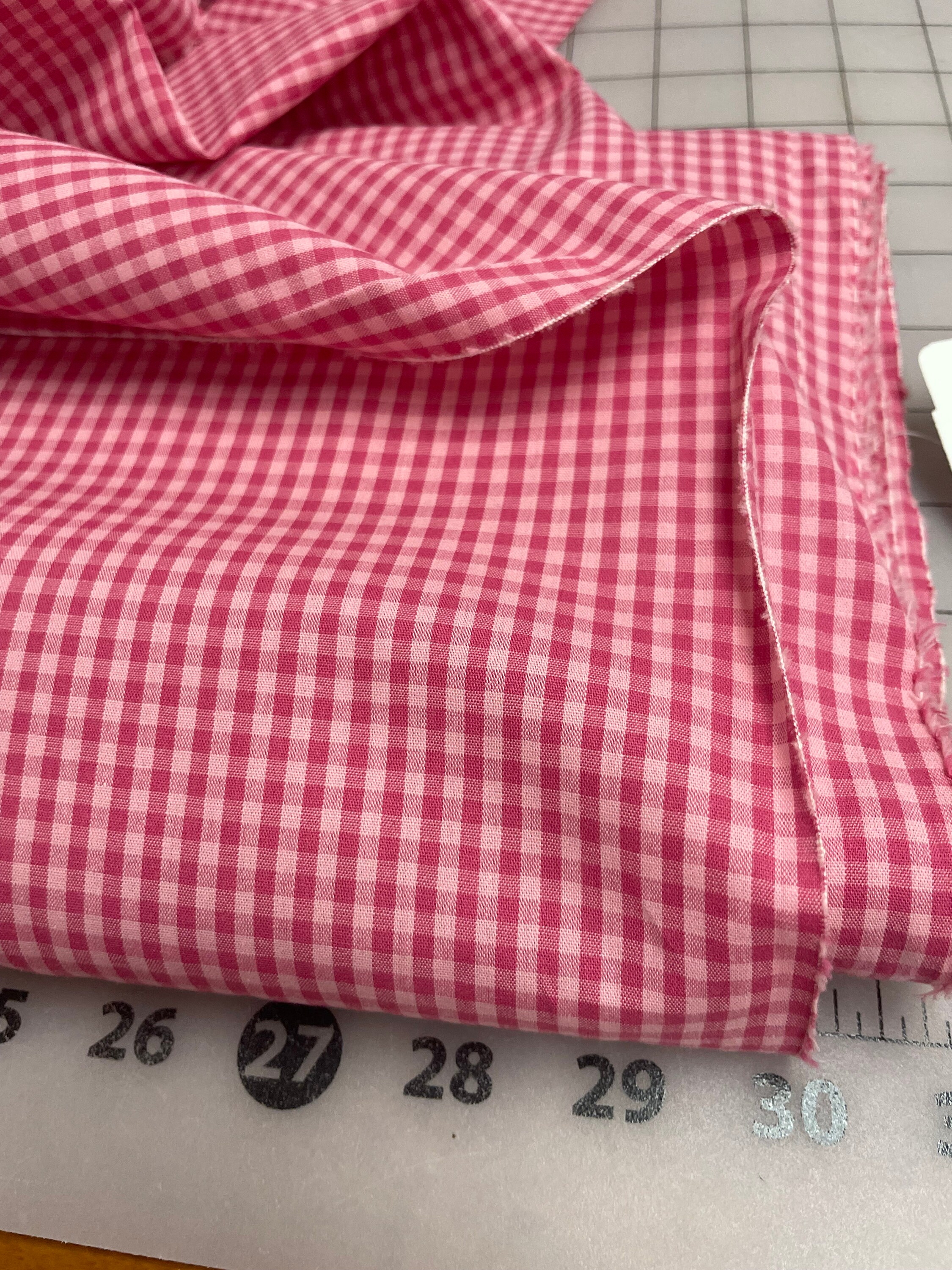 Modern Shirtings Cut a Rug Pink - Victoria Findlay Wolfe - PER QUARTER METRE Modern Shirtings Cut a Rug Pink - Victoria Findlay Wolfe - PER QUARTER METRE