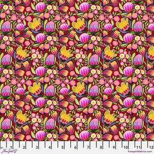 Peut inclure: Un tissu vibrant avec un motif floral répété. Le motif comprend des fleurs roses, jaunes et violettes avec des feuilles vertes et de petites baies roses, sur un fond rouge foncé. Le tissu est marqué de mesures en pouces.