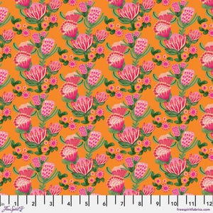 Peut inclure: Tissu orange avec un motif floral répété. Le motif présente des fleurs roses et blanches avec des tiges et des feuilles vertes. De petits groupes de fleurs roses sont également présents. Le tissu a une règle le long du bord inférieur avec le texte "Free Spirit Fabrics".