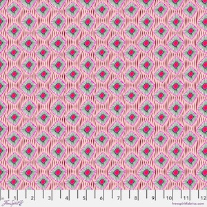 Peut inclure: Motif répétitif de losanges roses avec des accents rouges et verts sur fond rose clair. Des lignes verticales rouges créent un effet rayé. L'image comprend une règle avec des mesures en pouces et le texte "Free Spirit Fabrics".