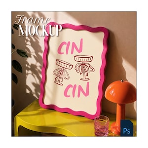 Op de afbeelding: Een ingelijste kunstdruk met een golvende, felroze rand. De print heeft een beige achtergrond met roze tekst en illustraties van twee cocktailglazen. De woorden "Frame Mockup" staan linksboven.