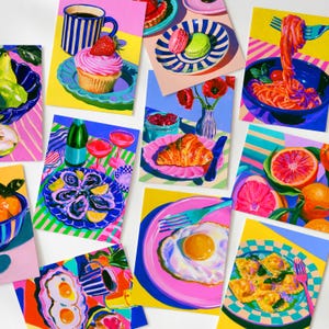 Puede incluir: Una colección de impresiones artísticas vibrantes y coloridas que presentan diversas escenas de comida y bebida, incluyendo un cupcake, pasta, ostras, un croissant, un huevo frito y cítricos, todo en un estilo pictórico, audaz y saturado.