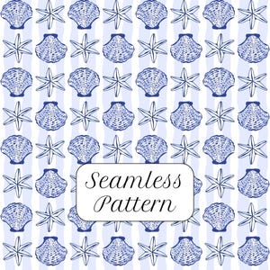 Może przedstawiać: Bezszwowy wzór z niebieskimi i białymi muszlami i rozgwiazdami na paskowanym tle. Tekst "Seamless Pattern" jest wyświetlany w białym prostokącie. Wzór powtarza się na całym obrazie.