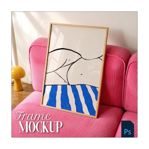 Könnte beinhalten: Ein rechteckiger Holzrahmen mit einer minimalistischen Strichzeichnung einer liegenden Figur. Das Kunstwerk zeigt eine schwarze Kontur auf weißem Hintergrund, wobei der untere Bereich kräftige, vertikale blau-weiße Streifen aufweist.
