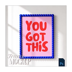Peut inclure: Un cadre mural rectangulaire avec une bordure perlée bleu brillant entourant un fond rose clair. Le centre du cadre présente le texte "YOU GOT THIS" écrit en lettres capitales rouges, grasses et arrondies, disposées en colonnes.
