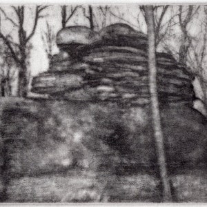 Puede incluir: Un dibujo al carboncillo en blanco y negro que representa una gran formación rocosa estratificada en un bosque denso. La obra captura la apariencia texturizada y apilada de la estructura de piedra rodeada de troncos de árboles finos y desnudos.