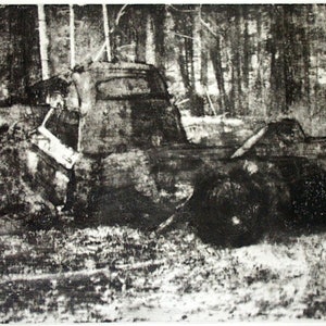 Puede incluir: Una impresión en blanco y negro que representa un camión antiguo abandonado en un bosque denso. El vehículo se muestra de perfil, con su cabina y chasis parcialmente oscurecidos por los árboles circundantes y sombreados artísticos granulosos.
