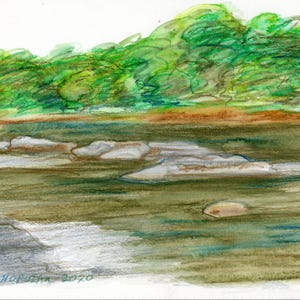 Puede incluir: Una pintura de acuarela de una escena de río con árboles verdes en el fondo y un lecho de río marrón con rocas en primer plano. El río es de color azul verdoso claro y las rocas son de color gris claro.