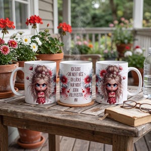 Könnte beinhalten: Drei weiße Keramiktassen mit einer Cartoon-Illustration eines Mädchens mit Dutt und mürrischem Gesichtsausdruck, das ein rotes Blumenkleid trägt. Die mittlere Tasse zeigt den deutschen Text: Ich gucke gar nicht böse. Ich lächle nur nicht jeden Vollpfosten an.