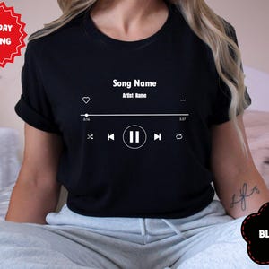 Benutzerdefinierter Song Name Shirt Geschenk für Geburtstag, benutzerdefinierter Künstlername Shirt, benutzerdefinierter Song Name T-Shirt, Lieblingssong-T-Shirt, benutzerdefinierter Lieblingskünstler-T-Shirt