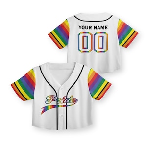 Könnte beinhalten: Weißes Baseball-Trikot mit Regenbogenärmeln und Akzenten. Das Trikot zeigt das Wort "Pride" in Regenbogen-Schrift auf der Vorderseite und den Text "YOUR NAME" und die Nummer "00" auf der Rückseite. Schwarze Zierleisten akzentuieren den Kragen und die Knopfleiste.