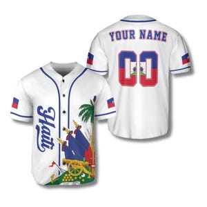 Peut inclure: Maillot de baseball blanc avec bordure bleue et le mot "Haiti" en script bleu. Le maillot présente les couleurs du drapeau haïtien et un graphisme des armoiries haïtiennes. Le dos affiche le numéro "00" et le texte "YOUR NAME" en bleu.