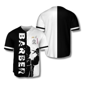 Könnte beinhalten: Ein schwarz-weißes Baseball-Trikot mit dem Wort "BARBER" vertikal auf der Vorderseite aufgedruckt. Das Trikot zeigt eine Friseur-Grafik mit Schere und Kamm. Die Rückseite des Trikots ist vertikal geteilt, eine Hälfte schwarz, die andere weiß.