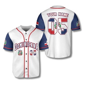 Könnte beinhalten: Weißes Baseball-Trikot mit blauen Ärmeln und roten Akzenten. Auf der Vorderseite steht "DOMINICANA" und die Nummer "05" mit der Flagge der Dominikanischen Republik. Auf der Rückseite steht "YOUR NAME" und die Nummer "05" mit der Flagge.