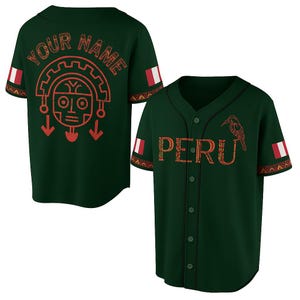 Peut inclure: Un maillot de baseball vert avec des motifs géométriques rouges et orange. Le maillot a un drapeau péruvien rouge et blanc sur les manches et le mot "PERU" en lettres rouges et orange sur le devant. Le dos du maillot porte les mots "YOUR NAME" en lettres rouges.