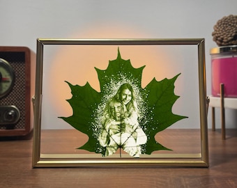 Regalo personalizzato per la mamma: intaglio di foglie con foto, ritratto personalizzato su foglia d'acero, cornice dorata, ricordo per la festa della mamma.