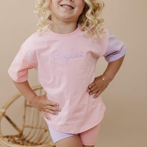 Conjunto de camiseta y pantalones cortos con bloques de color bordados personalizados - Camiseta infantil personalizada