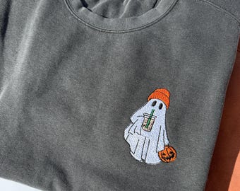 Besticktes Sweatshirt mit Eiskaffee-Geistmotiv für Erwachsene, Comfort Colors Rundhalsausschnitt – weitere Farben