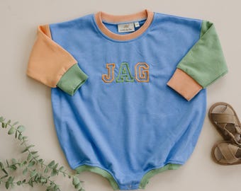 Individuell bestickter Baby-Strampler im Colorblock-Design: Orange, Blau, Grün